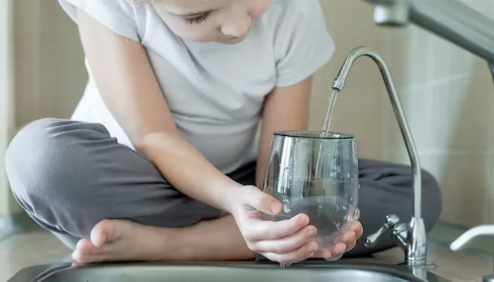 چه مدت باید منتظر بمانید تا دستگاه پخش کننده آب استریل شود؟